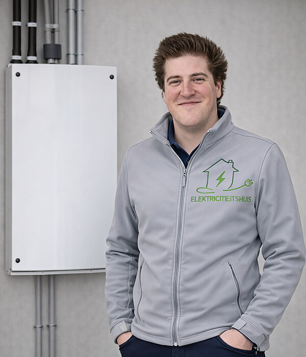 Kristof aan het werk bij een zekeringspaneel